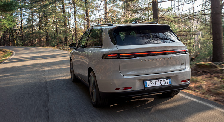 Leapmotor C10 SUV i färgen Tundra Grey sedd bakifrån körandes på slingrande skogsväg